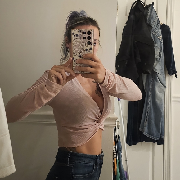 Rose Slinky Twist Front Long Sleeve Crop Top - Picture 7 of 9